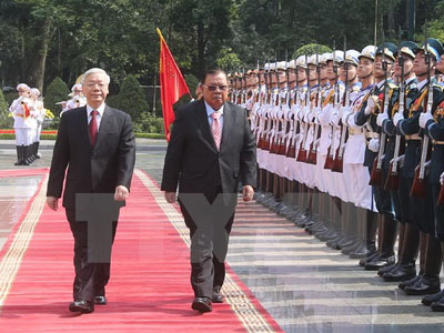 Tổng Bí thư Nguyễn Phú Trọng và Tổng Bí thư, Chủ tịch nước Lào Bounnhang Vorachith duyệt đội danh dự Quân đội nhân dân Việt Nam.